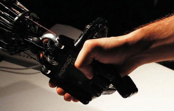 هل سيشهد المستقبل اندماج الجسم البشري مع الآلة ؟