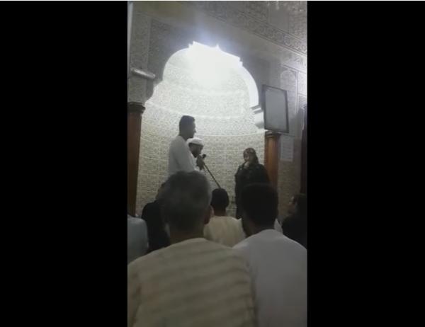 بالفيديو...رومانية تجهش بالبكاء لحظة نطقها الشهادتين داخل مسجد وراء صلاة التراويح وهذا مافعله المصلون