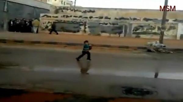 عملية بطولية لإنقاذ طفل من القناصة بسوريا