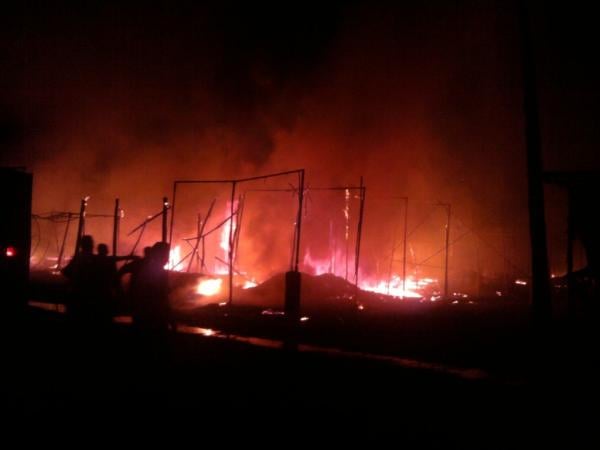 حريق يأتي على 140 محلا تجاريا بسوق الجملة بأولاد تايمة