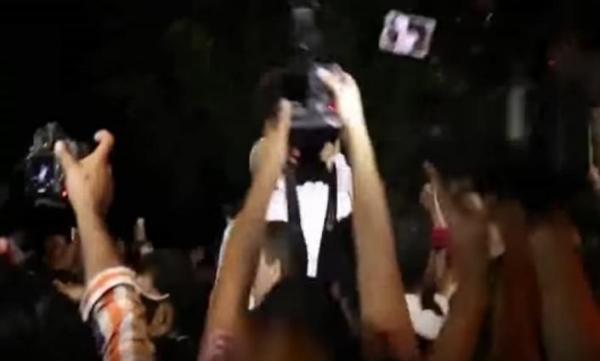 شاهد .. بنكيران يحمل على الاكتاف بعد فوز حزب العدالة و التنمية بانتخابات 2016