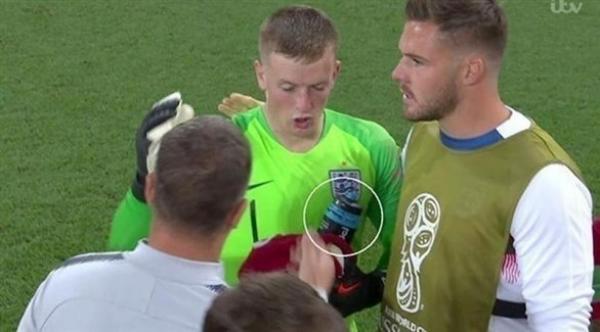 زجاجة مياه تكشف سر تألق حارس المنتخب الانجليزي أمام كولومبيا