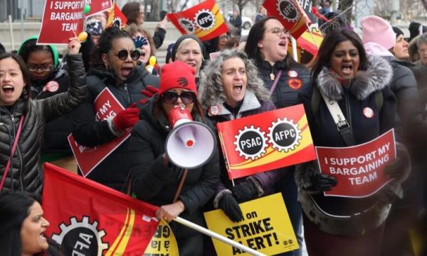 كندا.. آلاف الموظفين العموميين يهددون بالإضراب للضغط لرفع الأجور