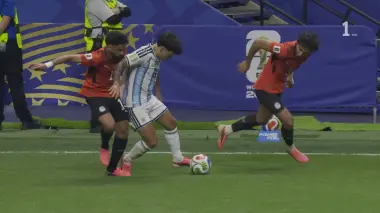 هل تعرض المنتخب المصري لظلم تحكيمي كان سببا في إقصائه أمام الأرجنتين؟