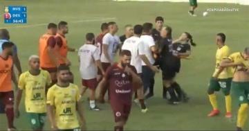 مدرب  يفقد أعصابه و"ينطح" مساعدة الحكم(فيديو)