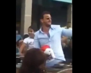 سعد المجرد ببني ملال لحظات قبل رميه بالطماطم وهو يغني وسط حشد من المعجبين
