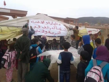 الخصاص يدفع اباء التلاميذ الى الاعتصام أمام المدرسة ونصب خيمة للاحتجاج