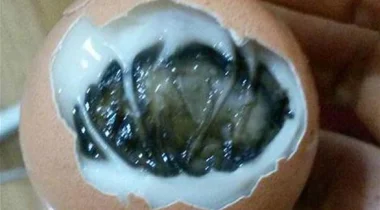 بالصورة: لن تصدق ماذا وُجد داخل بيض مسلوق
