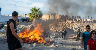 محتجون في سبتة يدمرون ملاجئ المهاجرين ويشعلون فيها النار