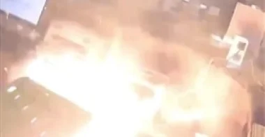 بالفيديو والصور.. لحظة انفجار هاتف آي فون في يد عامل