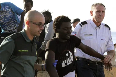 انقاذ 80 مهاجرا سريا يركبون 9 زوارق بمضيق جبل طارق