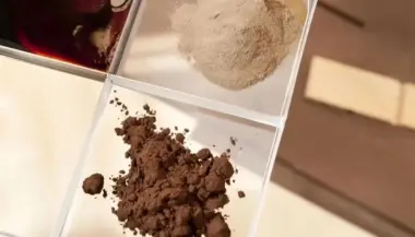 باحثون يطورون مادة جديدة تجمع بين متانة البلاستيك وسهولة تشكيل الزجاج