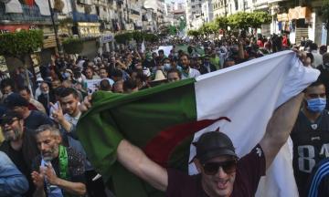رغم وعوده المعسولة..."تبون" يفشل في إطفاء الغضب الشعبي والمحتجون متمسكون بالإسقاط السلمي للنظام