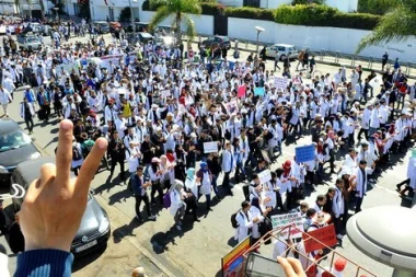 تنسيقية الأساتذة "المتعاقدين" على صفيح ساخن وأنباء عن انقسام بين أعضائها حول توقيف الإضراب