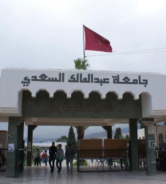 إصدار مذكرة الاعتقال في حق الأستاذ الجامعي بطل فضيحة "النقط مقابل الجنس" بكلية العلوم بتطوان