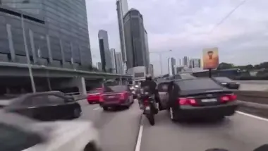 بالفيديو...لحظة خاطئة.. طفلة تُشعل حادث سير مخيف في ماليزيا