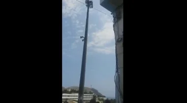 خطير .. شاب يتسلق عمود و يحاول الانتحار بالحسيمة (فيديو)