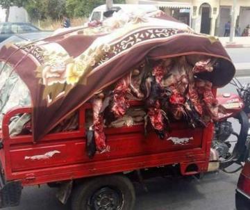 لحوم حمراء في " التريبورتور"  تجوب شوارع مدينة مغربية و تهدد صحة المواطنين