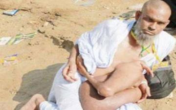 رجل يحملُ نصف أخيه من 60 عاما