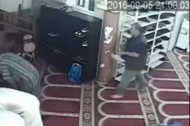 شخص يسرق مجموعة من الاحذية من مسجد مباشرة بعد صلاته