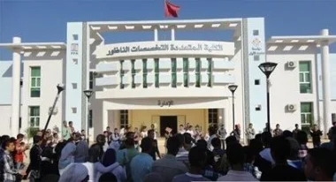 طلبة الناظور يقاطعون الدراسة ويشُلُّون النقل الجامعي.. والسبب..