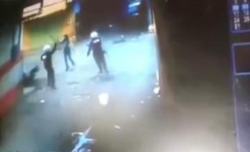 خطير.... مشرمل يهاجم أربع رجال شرطة " صقور" بسيف ويصيب أحدهم في ساقه بسلا