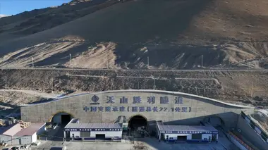 الصين تفتتح أطول نفق طريق سريع في العالم بطول 22 كيلومتر