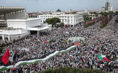 محام مغربي يرفع شكاية ضد حارقي علم إسرائيل ويطالب بالتحقيق في صلاتهم بإيران وحزب الله