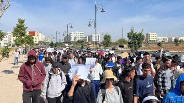 رفضا لرسوم التسجيل بالماستر الميسر و الدكتوراه.. مسيرة احتجاجية طلابية حاشدة صوب رئاسة الجامعة بفاس