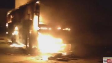 لحظة احراق حافلة بسجن عكاشة من قبل السجناء