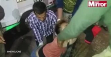 بالفيديو.. لقطات مروعة لـ«درابزين» يطعن رجلا في ذقنه