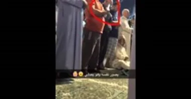 بالفيديو.. مصلٍّ يصور نفسه «سيلفي» في صلاة التراويح يشعل مواقع التواصل