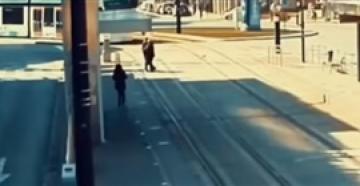 شرطي ينقذ حياة امرأة كفيفة من أمام ترام في الوقت المناسب (فيديو)