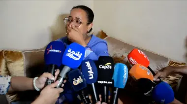 صدمة مؤلمة.. لحظة تلقي زوجة لخبر وفاة زوجها الذي أضرم النار في جـسده خلال تصريح صحفي بطنجة