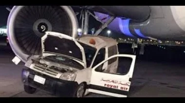 اصطدام سيارة مغربية وطائرة سعودية في مطار جدة