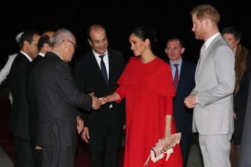 الأمير هاري وعقيلته ميغان ماركل يحلان بالمغرب وهؤلاء كانوا في استقبالهما (صور)