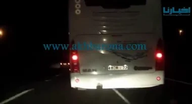 خطير .. سائق حافلة يسوق بسرعة جنونية بالليل