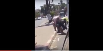 مغاربة يجمعون النقود في الشارع بعد أن رماها أحد الاشخاص امام الملأ