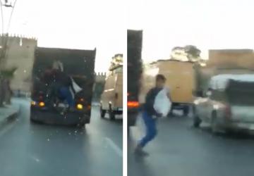 شاهد عملية سرقة لصوص لأكياس الزيتون من على الشاحنة بمدينة فاس