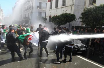 بالفيديو: الشرطة الجزائرية تستخدم خراطيم المياه والقنابل المسيلة للدموع لتفريق المحتجين ضد الرئيس الجديد بن صالح