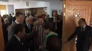 هكذا رد الملك محمد السادس على شابة اعترضت طريق الملك الاسباني