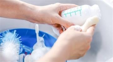ما هي الطريقة الصحيحة لتنظيف زجاجة الرضاعة ؟