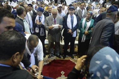 بنكيران يجهش بالبكاء أمام آلاف “البيجديين” بسبب شريط فيديو !