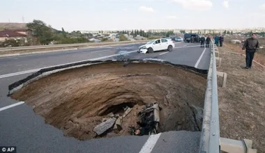 بالفيديو .. حفرة تظهر فجأة بالشارع تبتلع سيارة وتتسبب في وفاة 6 أشخاص