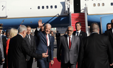 فيديو طريف...فرقة عسكرية تعزف "عيد ميلاد سعيد" لـ"بايدن" عند وصوله للمغرب بحضور "بنكيران"