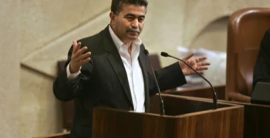رئيس حزب إسرائيلي مغربي الأصل يحلق شاربه لسبب مفاجئ... شاهد الصور