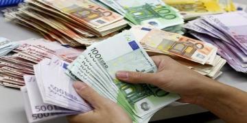 بعد تعويم الدرهم ..مضاربون يلهبون الأورو وسعره لدى تجار العملات بلغ 11.75 درهما