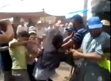 شفار حصل فالسوق: وكلوه من العصا لي عمرو ما كلاه