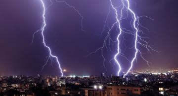 نشرة إنذارية: زخات رعدية وهبات رياح قوية بعدد من مناطق المملكة