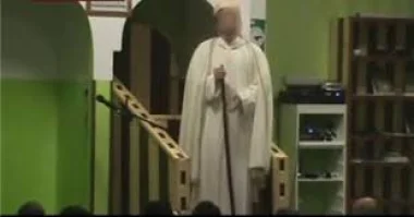 عقوبة صارمة تنتظر إمام مسجد دعا إلى إحراق المسلمين الذين لا يؤدون الصلاة جماعة